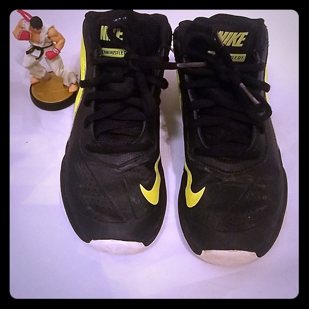 Nike Team Hustle D7 sneakers black and green sz 13